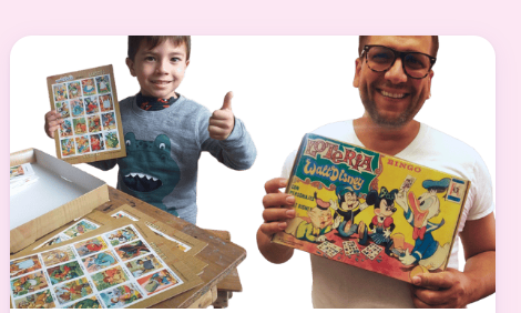 Clientes felices de Monerías Retro con sus juegos y papelería retro